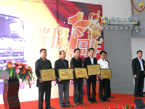 五家廣西標(biāo)桿客戶(hù)頒發(fā)了"最佳合作伙伴"的牌匾