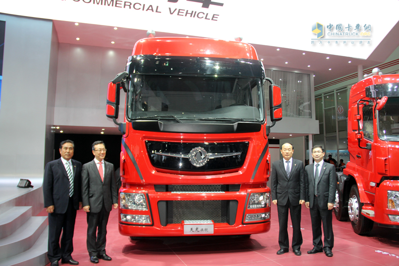 東風(fēng)商用車(chē)上海車(chē)展天龍旗艦車(chē)型首發(fā)