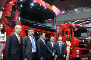 東風(fēng)商用車(chē)上海車(chē)展天龍旗艦車(chē)型首發(fā)