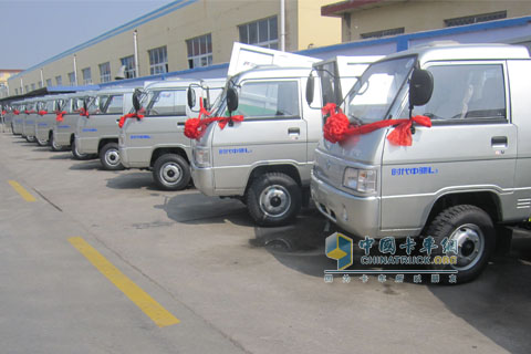 4月20日沁源縣首批9臺(tái)密閉式垃圾車發(fā)車現(xiàn)場(chǎng)