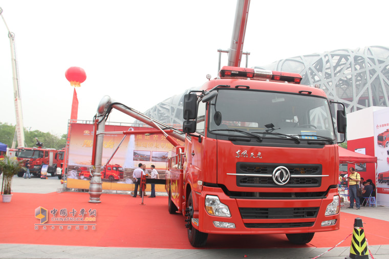 東風(fēng)天龍消防車(chē)亮相國(guó)際消防車(chē)展