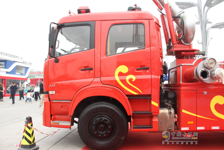 東風(fēng)天龍消防車(chē)亮相國(guó)際消防車(chē)展