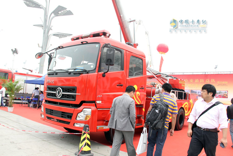 東風(fēng)天龍消防車(chē)亮相國(guó)際消防車(chē)展