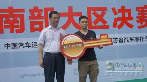 福田汽車集團(tuán)奧鈴事業(yè)本部副本部長(zhǎng)、營(yíng)銷公司經(jīng)理何增禮先生為大客戶交付金鑰匙