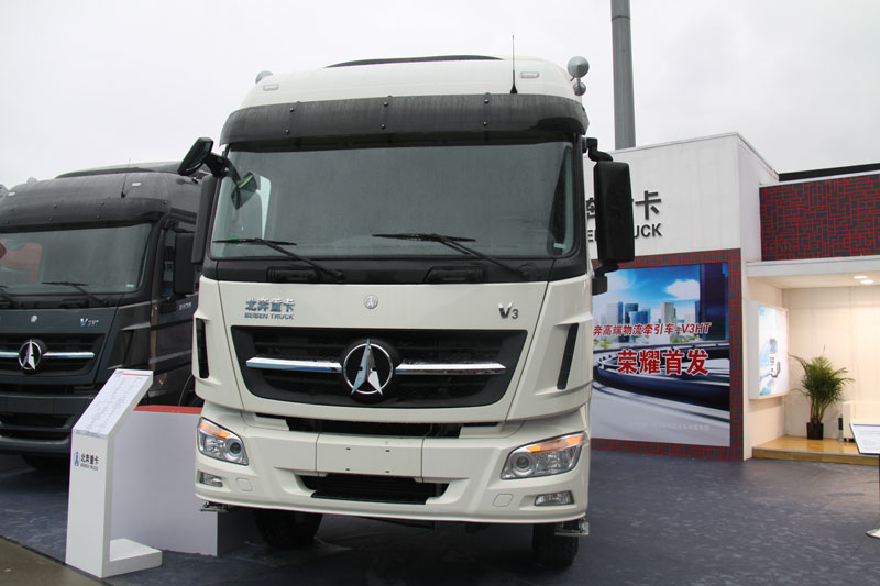 北奔重卡V3LNG牽引車正面圖