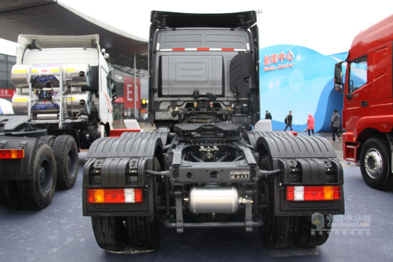 北奔重卡V3HT牽引車正后面圖
