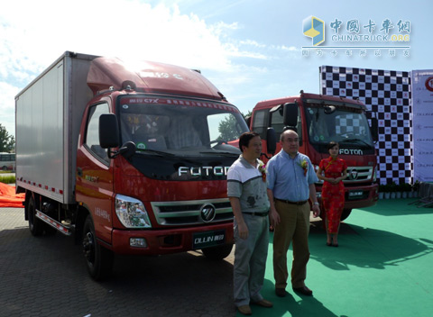 湖北省交通廳物流發(fā)展局副局長(zhǎng)邵邁和康明斯中國(guó)福田業(yè)務(wù)關(guān)系總監(jiān)何磊為奧鈴CTX康明斯動(dòng)力國(guó)Ⅳ產(chǎn)品揭幕