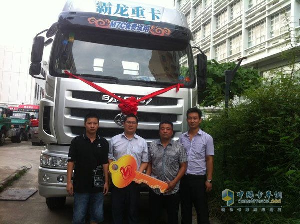 交車儀式現(xiàn)場（左一司機，左二車之彩公司汪經(jīng)理，右一圣為達程總、右二車之彩銷售）