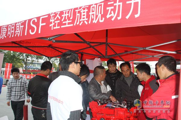眾人圍觀了解康明斯發(fā)動機