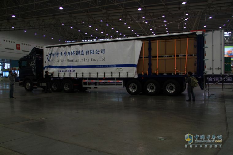 武漢商用車展 斯堪尼亞現(xiàn)場演示大型實物高效物流運輸