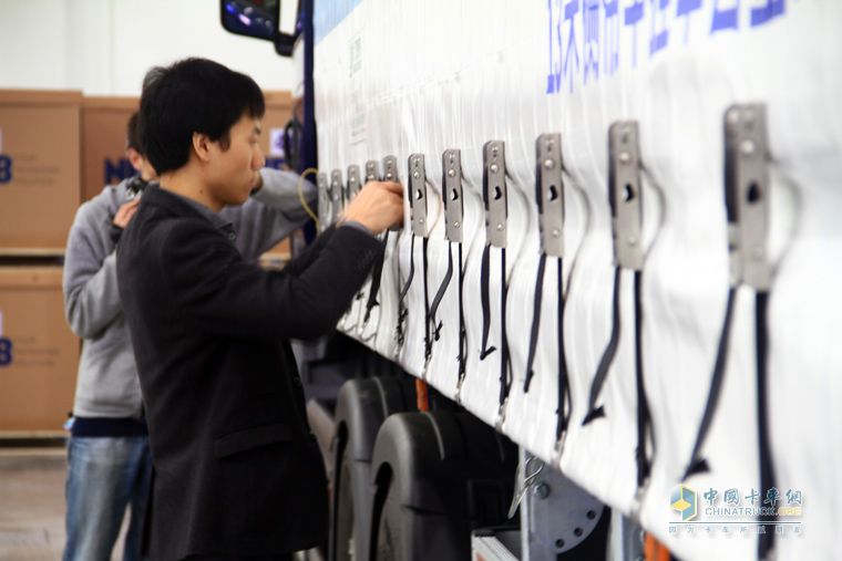 武漢商用車展 斯堪尼亞現(xiàn)場演示大型實物高效物流運輸