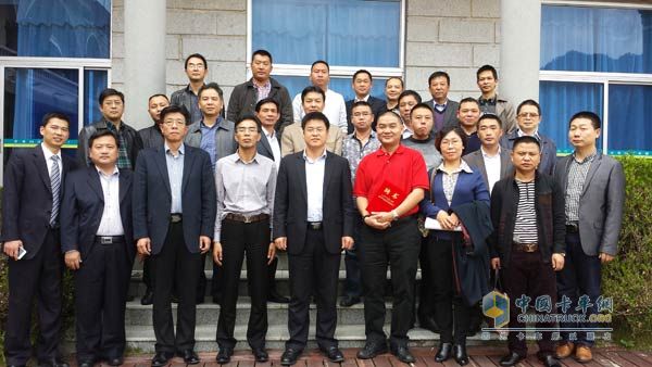 福田工程車事業(yè)部瑞沃精英商學(xué)會成立儀式暨第一次全體會議參加領(lǐng)導(dǎo)合影