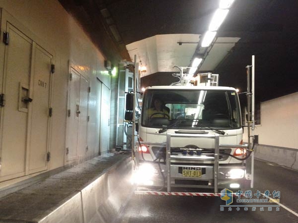 借助裝配艾里遜產品的日野卡車，悉尼港隧道的運營公司對悉尼市最繁忙干道之一的海港隧道進行定期清潔
