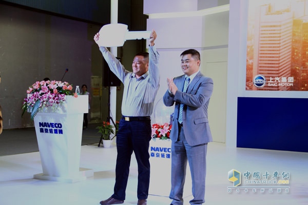 楊培強(qiáng)現(xiàn)場將上駿X300的鑰匙