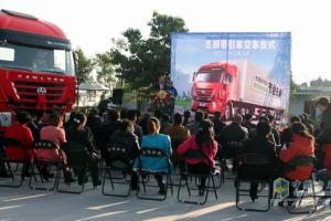 紅巖杰獅6×2牽引車(chē)批量挺進(jìn)玉溪城