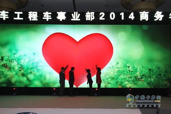 工程車事業(yè)部常務(wù)副總經(jīng)理兼營(yíng)銷公司總經(jīng)理梁?jiǎn)?、中?guó)汽車報(bào)商用車廣告部主任劉堅(jiān)、商用汽車新聞主編賀北時(shí)以及經(jīng)銷商代表開啟助學(xué)行動(dòng)