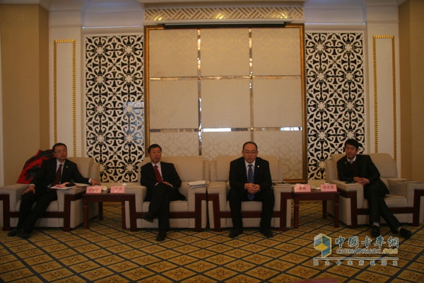 聯(lián)合卡車主要領(lǐng)導層答記者問