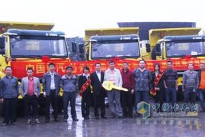 中國重汽25臺新黃河自卸交付重慶富皇集團(tuán)