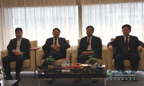 圖左二為奇瑞汽車河南有限公司副總經理李建國