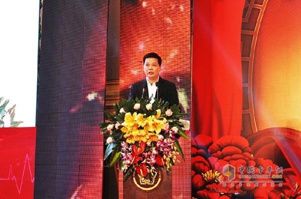 深圳自卸車協(xié)會(huì)會(huì)長(zhǎng)吳仁開做工作報(bào)告