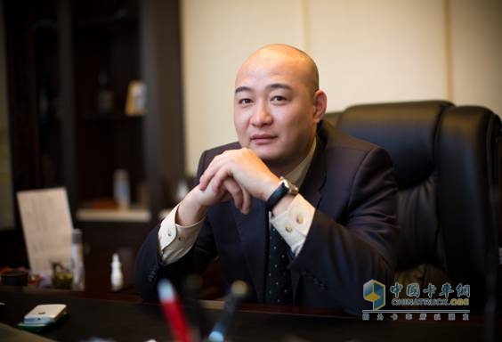 分管國內(nèi)及國外銷售的集團(tuán)副總裁虞德敏