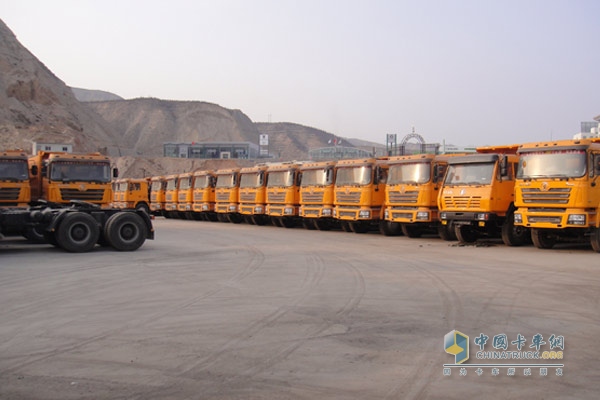陜氣經(jīng)銷商蘭州永信場內(nèi)展車