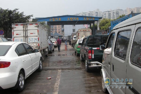 機(jī)動(dòng)車年檢排起長(zhǎng)龍 費(fèi)時(shí)又花錢(qián)