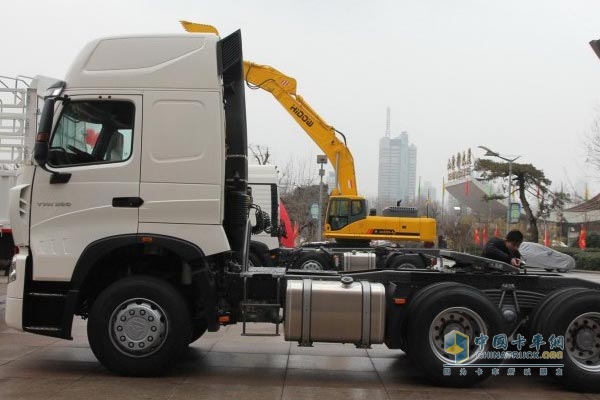 中國(guó)重汽 HOWO T7H 6×2 -提升橋牽引車