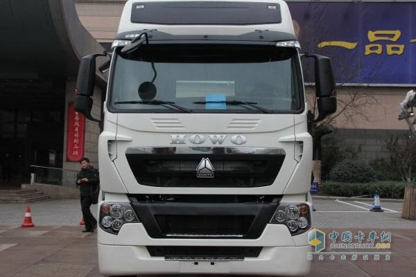 中國(guó)重汽 HOWO T7H 6×2 -提升橋牽引車