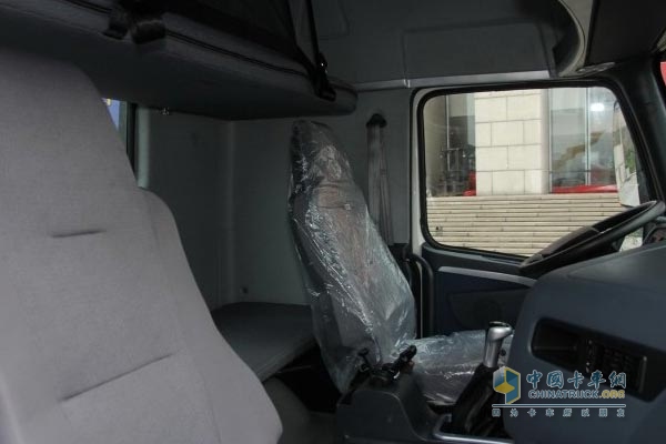 中國(guó)重汽 HOWO T7H 6×2 -提升橋牽引車