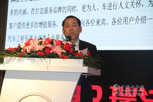 福田汽車工程車事業(yè)部諸城汽車廠營梢公司副經(jīng)理謝炳富介紹360服務：全方位提供無憂服務