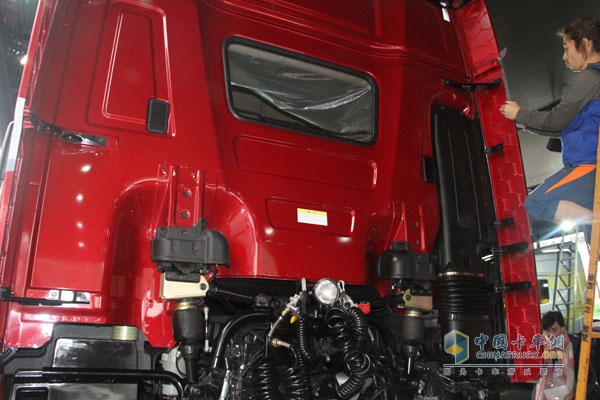 創(chuàng)虎P360 4×2牽引車 駕駛室后觀