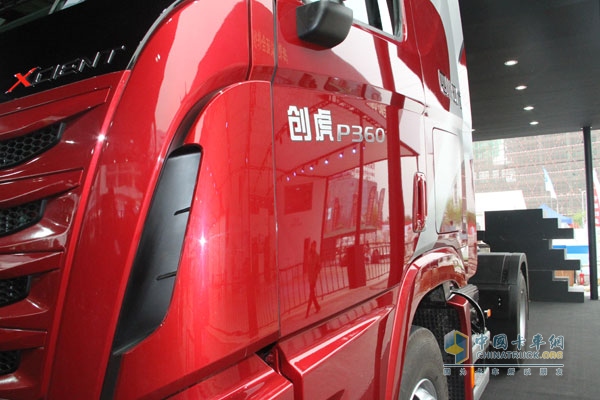 創(chuàng)虎P360 4×2牽引車 側臉