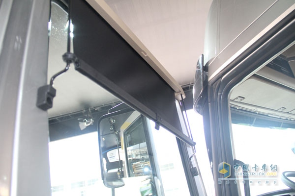 創(chuàng)虎P360 4×2牽引車 側(cè)窗簾