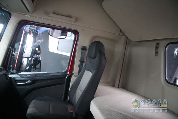 創(chuàng)虎P360 4×2牽引車 臥鋪