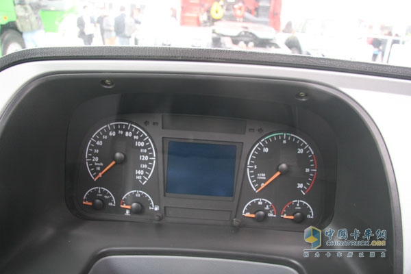 創(chuàng)虎P360 4×2牽引車 儀表盤