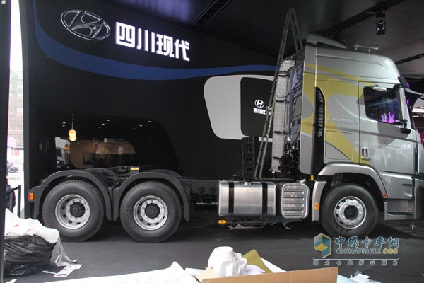  創(chuàng)虎P520 6×4牽引車 側(cè)面
