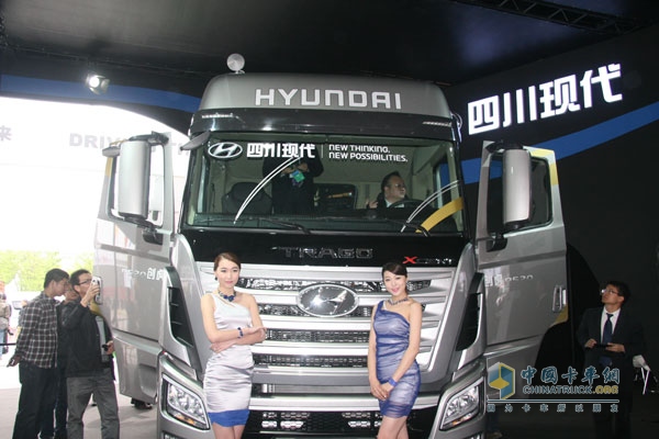  創(chuàng)虎P520 6×4牽引車 正臉