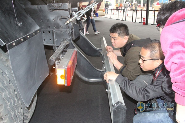  創(chuàng)虎P440 8×4自卸車 后防撞梁