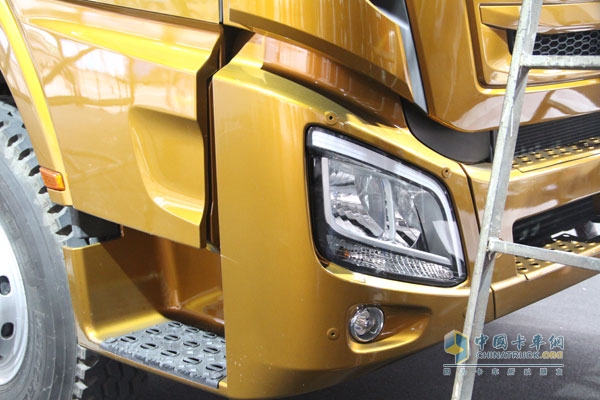  創(chuàng)虎P440 8×4自卸車 前大燈