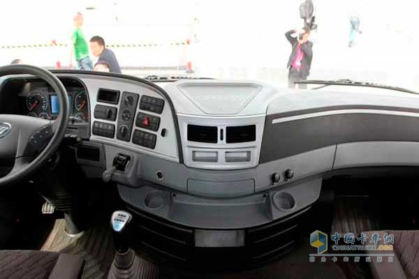  歐曼GTL 6系重卡 430馬力 6X4 牽引車 駕駛室