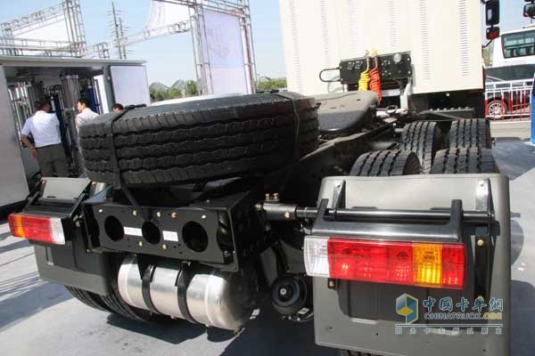 天V 400馬力LNG牽引車 后燈