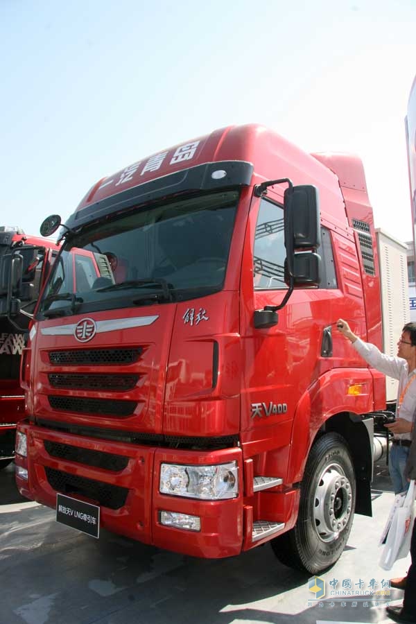 天V 400馬力LNG牽引車 前臉