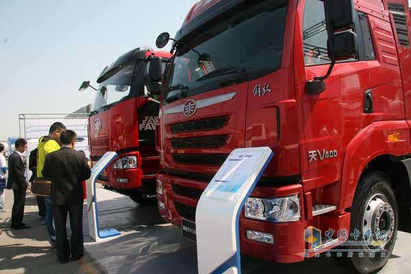 天V 400馬力LNG牽引車 側(cè)臉