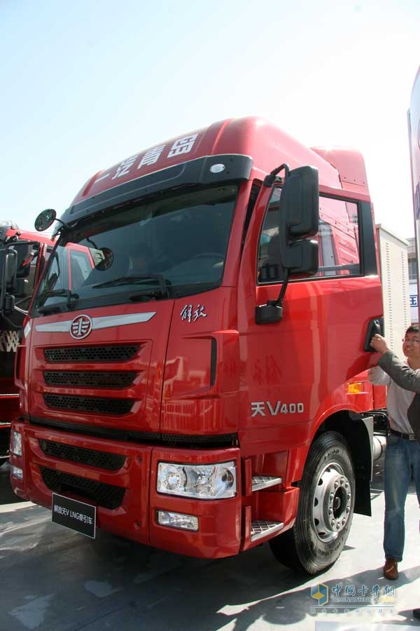 天V 400馬力LNG牽引車 側(cè)臉