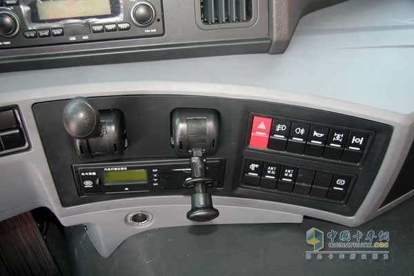 一汽解放 天V 400馬力LNG牽引車(chē) 駐車(chē)制動(dòng)器
