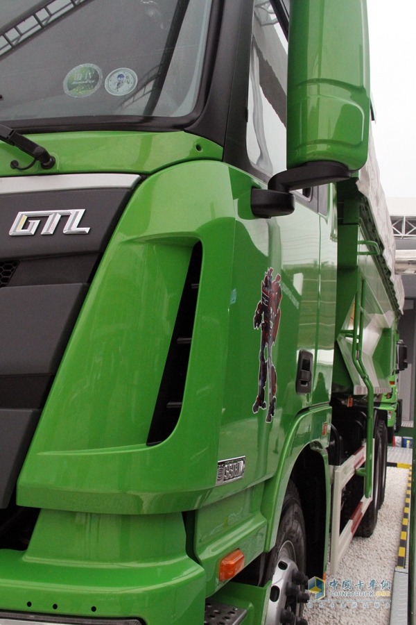 歐曼GTL 336馬力 6X4 自卸車 側臉