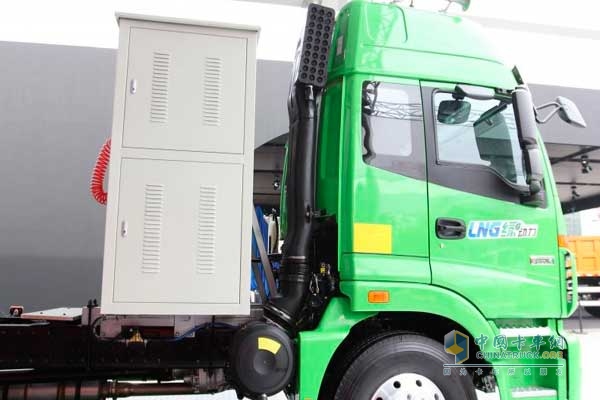 歐曼ETX 6系重卡 380馬力 6X4 LNG牽引車 側(cè)臉
