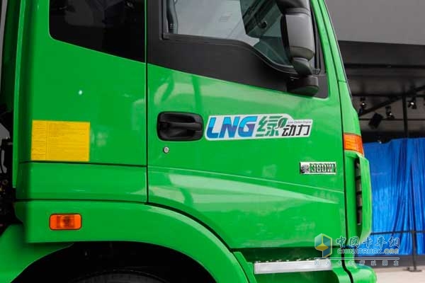 歐曼ETX 6系重卡 380馬力 6X4 LNG牽引車 側(cè)門板