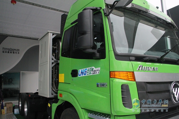 歐曼ETX 6系重卡 380馬力 6X4 LNG牽引車 側(cè)臉